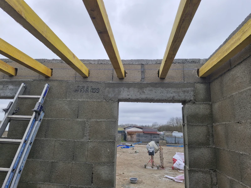 Installation de la charpente avant pose de toiture à Grenay