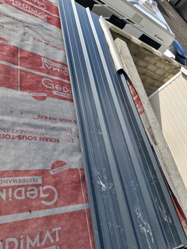 Pose d’un bac acier sur écran de sous-toiture à Grenay