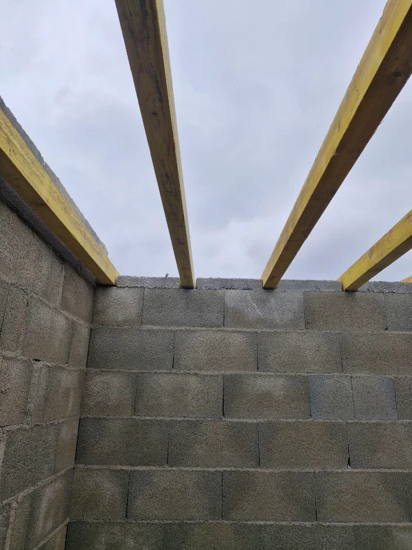 Pose de sections de charpente en bois à Grenay (38)