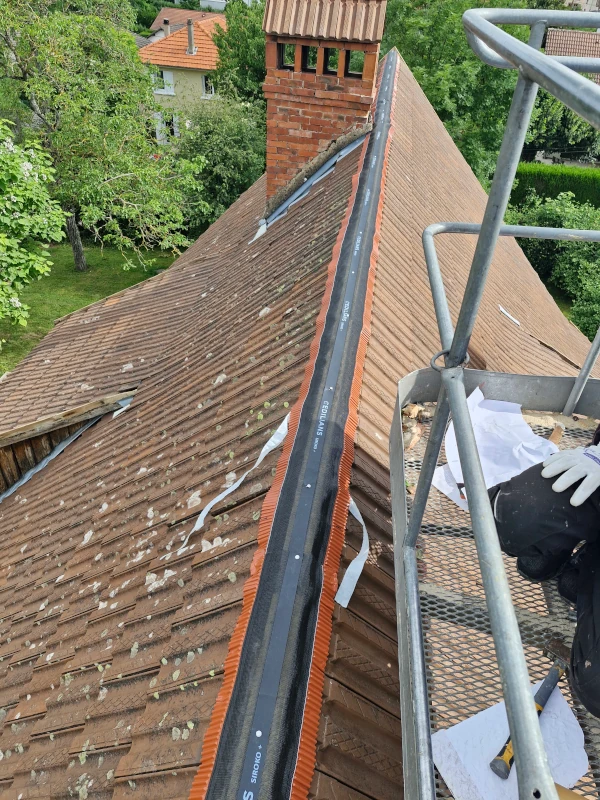Pose d’un closoir ventilé sur faîtage à Charavines